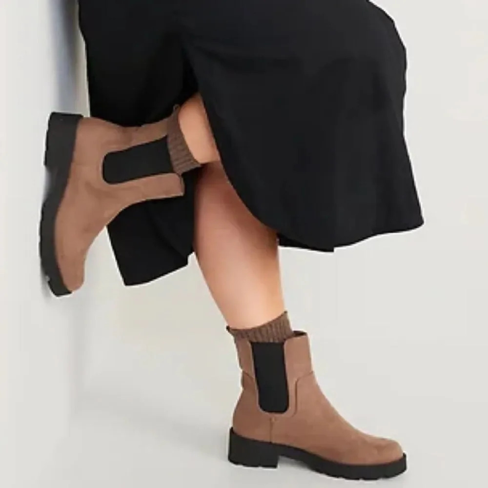 OLD NAVY Faux Leather Chelsea Boots in Taupe‎ - Picture 4 of 11